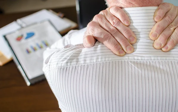 Empresario con dolor de cuello —  Fotos de Stock