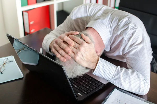 Overwerkte zakenman — Stockfoto