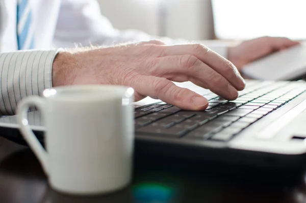 Geschäftsmann tippt auf Laptop — Stockfoto