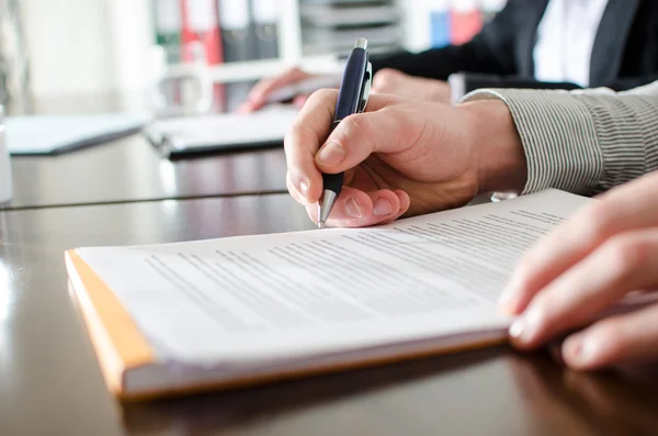 Businessman taking notes — Stock Photo, Image