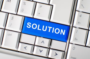 Çözüm anahtar üstünde laptop klavye