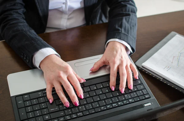 Bizneswoman pisząca na laptopie — Zdjęcie stockowe