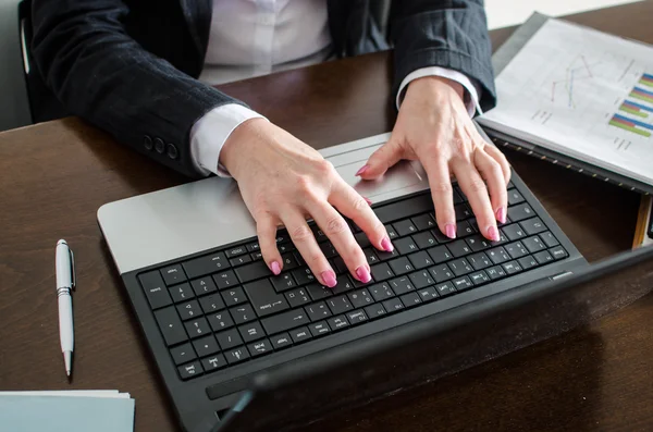 Donna d'affari digitando su un computer portatile — Foto Stock