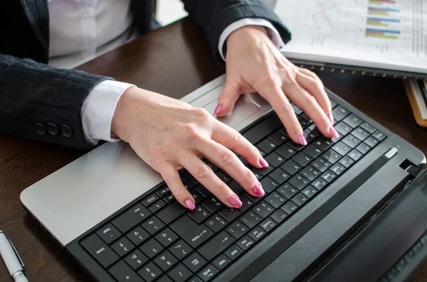 Zakenvrouw typen op een laptop — Stockfoto