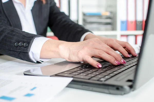 Donna d'affari digitando su un computer portatile — Foto Stock