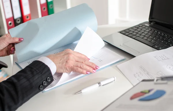 Businesswoman looking at data — Stock Photo, Image