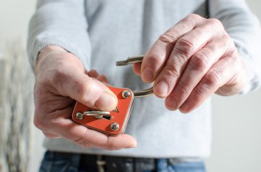 Adam bir asma kilit açma