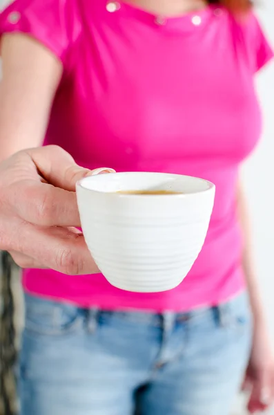 Donna che mostra una tazza di caffè — Foto Stock
