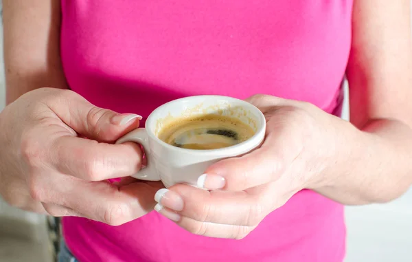 Donna con in mano una tazza di caffè — Foto Stock