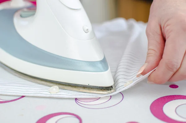 Stiratura di una camicia — Foto Stock