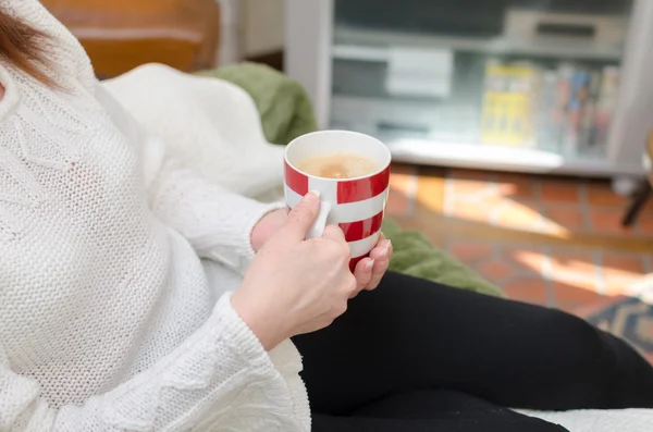 Donna con in mano una tazza di caffè — Foto Stock