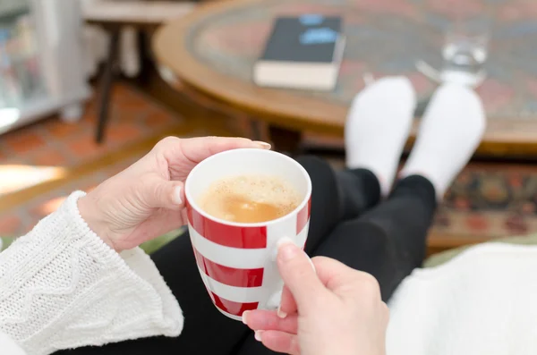 Donna con in mano una tazza di caffè — Foto Stock