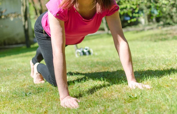 Frau macht körperliche Übungen — Stockfoto