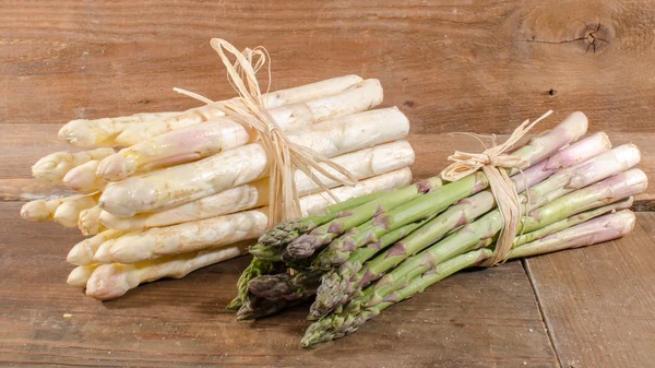 Mazzo di asparagi freschi verdi e bianchi — Foto Stock