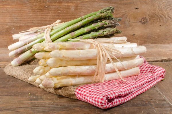 Mazzo di asparagi freschi verdi e bianchi — Foto Stock