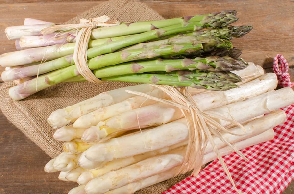 Mazzo di asparagi freschi verdi e bianchi — Foto Stock