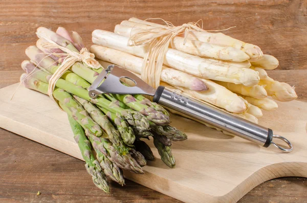 Bos van vers witte als groene asperge — Stockfoto