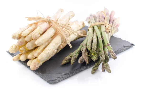 Un mazzo di asparagi freschi su un vassoio di ardesia — Foto Stock
