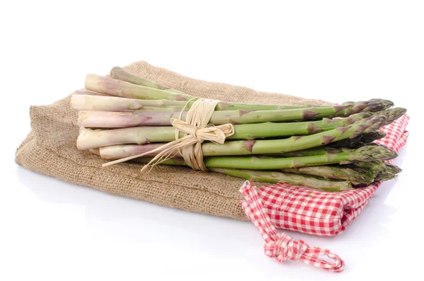 Un mucchio di asparagi freschi su una borsa di iuta — Foto Stock