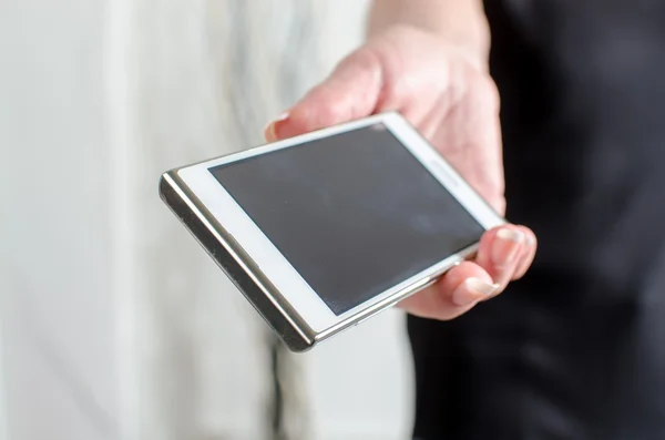 Vrouw hand met een smartphone — Stockfoto