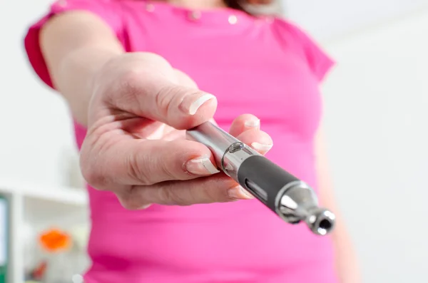 Woman hand holding an e cigarette — Stock Photo, Image