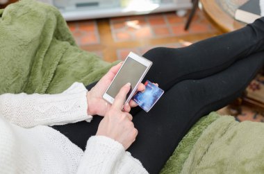 Kadın Smartphone'da alışveriş yapma