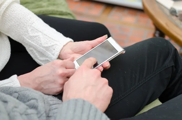 Coppia utilizzando uno smartphone — Foto Stock