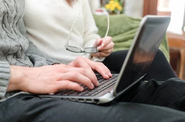 Coppia utilizzando un computer — Foto Stock