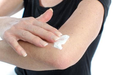 Krem dirseğiyle üzerinde koyarak kadın