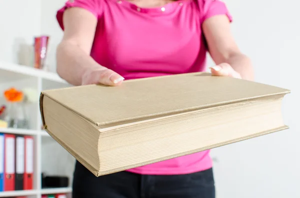 Vrouw hand een boek met — Stockfoto