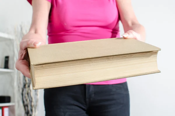 Mano de mujer sosteniendo un libro — Foto de Stock