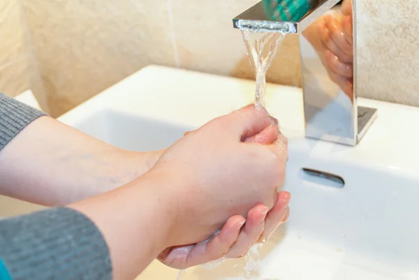 Woman rinsing her hands — Stock Photo, Image