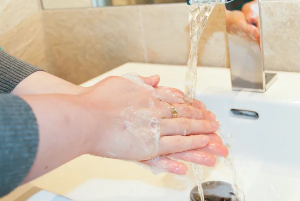 Woman rinsing her hands — Stock Photo, Image