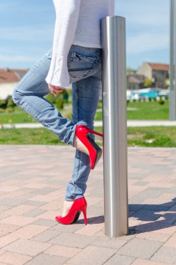 Kırmızı yüksek topuk ayakkabı giyen moda kadın