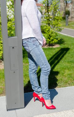 Kırmızı yüksek topuk ayakkabı giyen moda kadın