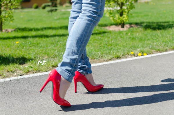 Donna alla moda che cammina nel parco — Foto Stock
