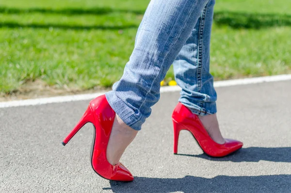 Mujer de moda caminando en el parque —  Fotos de Stock