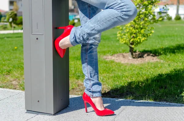 Mulher moda vestindo sapatos de salto alto vermelho — Fotografia de Stock