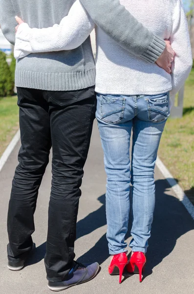 Couple standing in a park — Stock Photo, Image