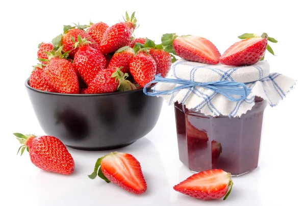 Verse aardbeien en strawberry jam pot — Stockfoto