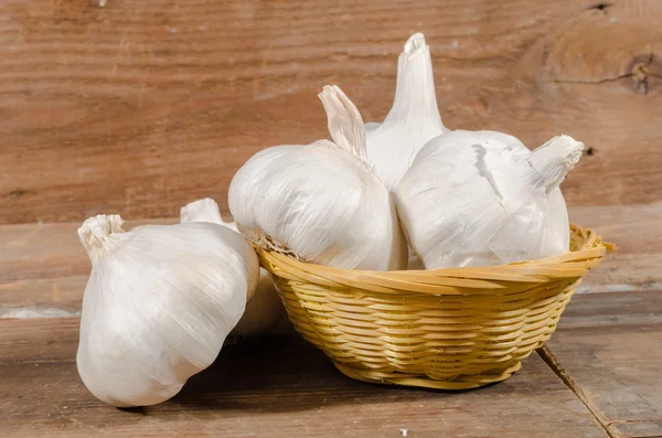 Witte knoflook bollen in een mand — Stockfoto