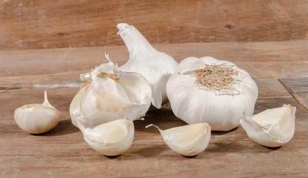 Witte knoflook bollen en kruidnagel — Stockfoto