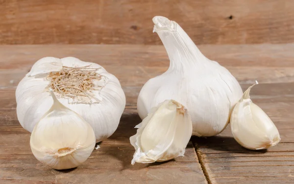 Witte knoflook bollen en kruidnagel — Stockfoto