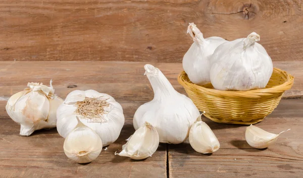 Witte knoflook bollen en kruidnagel — Stockfoto