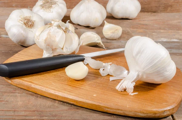 Witte knoflook bollen en kruidnagel — Stockfoto