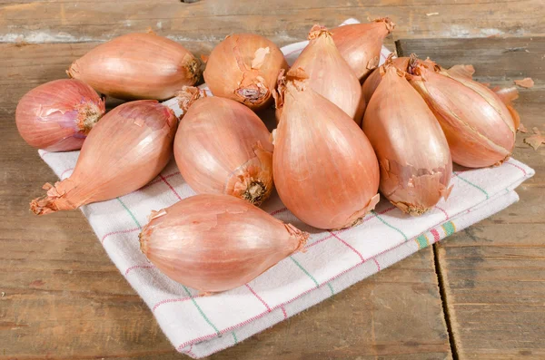 Shallot pada lap piring — Stok Foto