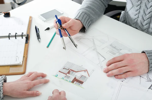 Architecte montrant les plans de la maison — Photo