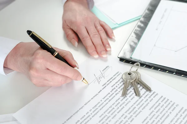 Bauherr unterschreibt einen Immobilienvertrag — Stockfoto