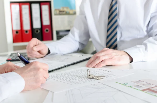 Cliente firma un contratto immobiliare — Foto Stock