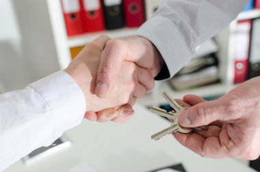 Müvekkilinin elini sıkarken Emlak